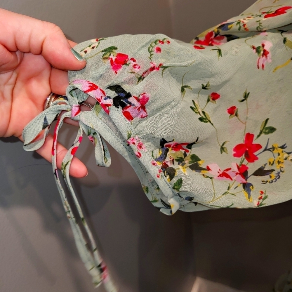 Beautiful and Flattering Floral Dress - Picture 5 of 9